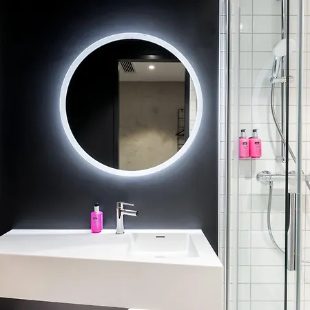 Moxy 3*