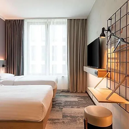 Moxy 3*
