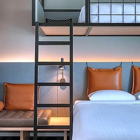 Moxy 3*